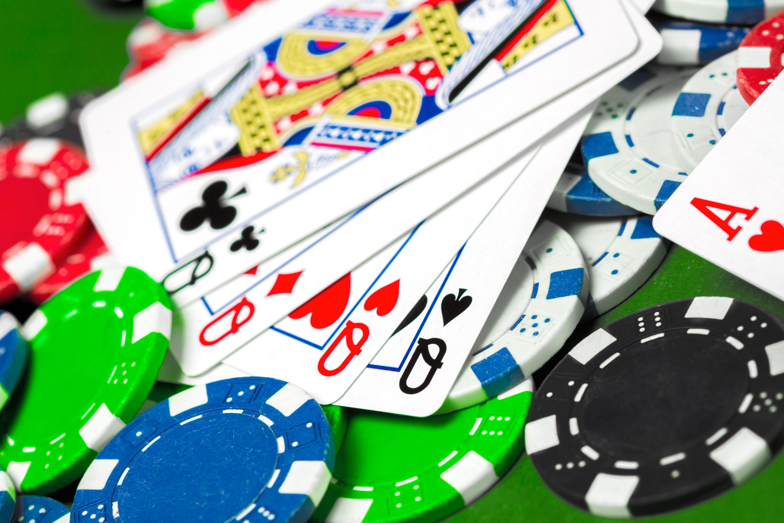 poker chips table scaled Almanbahis Güvenilir